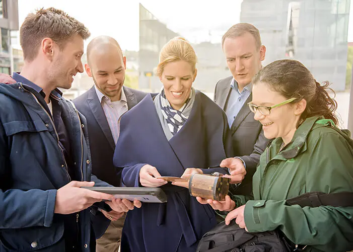 Tablet mit geöffneter Karten-App zeigt eine Infobox über einem Stadtplan.