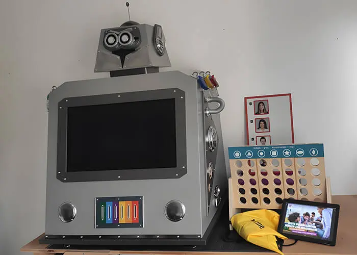 Raum mit futuristischen Steuerpulten und Monitoren, gestaltet wie ein Raumschiff-Cockpit.